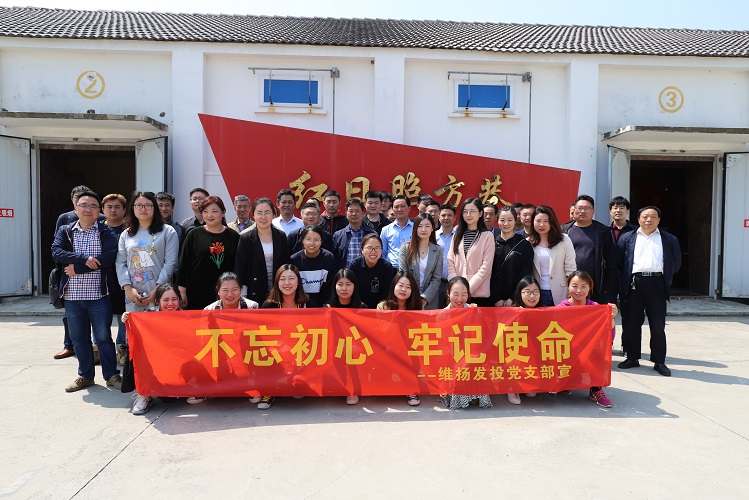 張愛(ài)萍在方巷史料陳列館1.jpg
